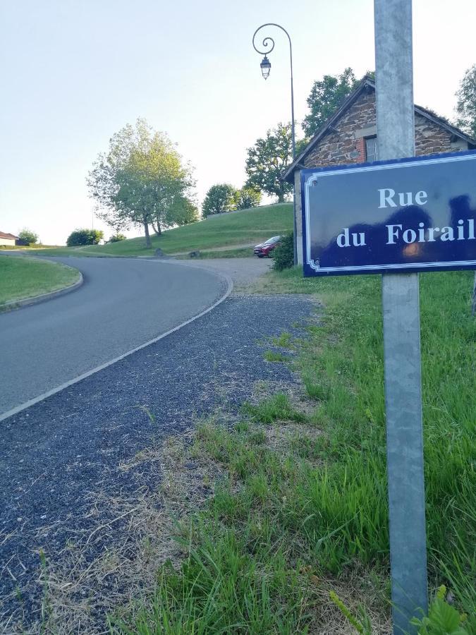 Le Miraillet, Gite Saint-Illide Bagian luar foto