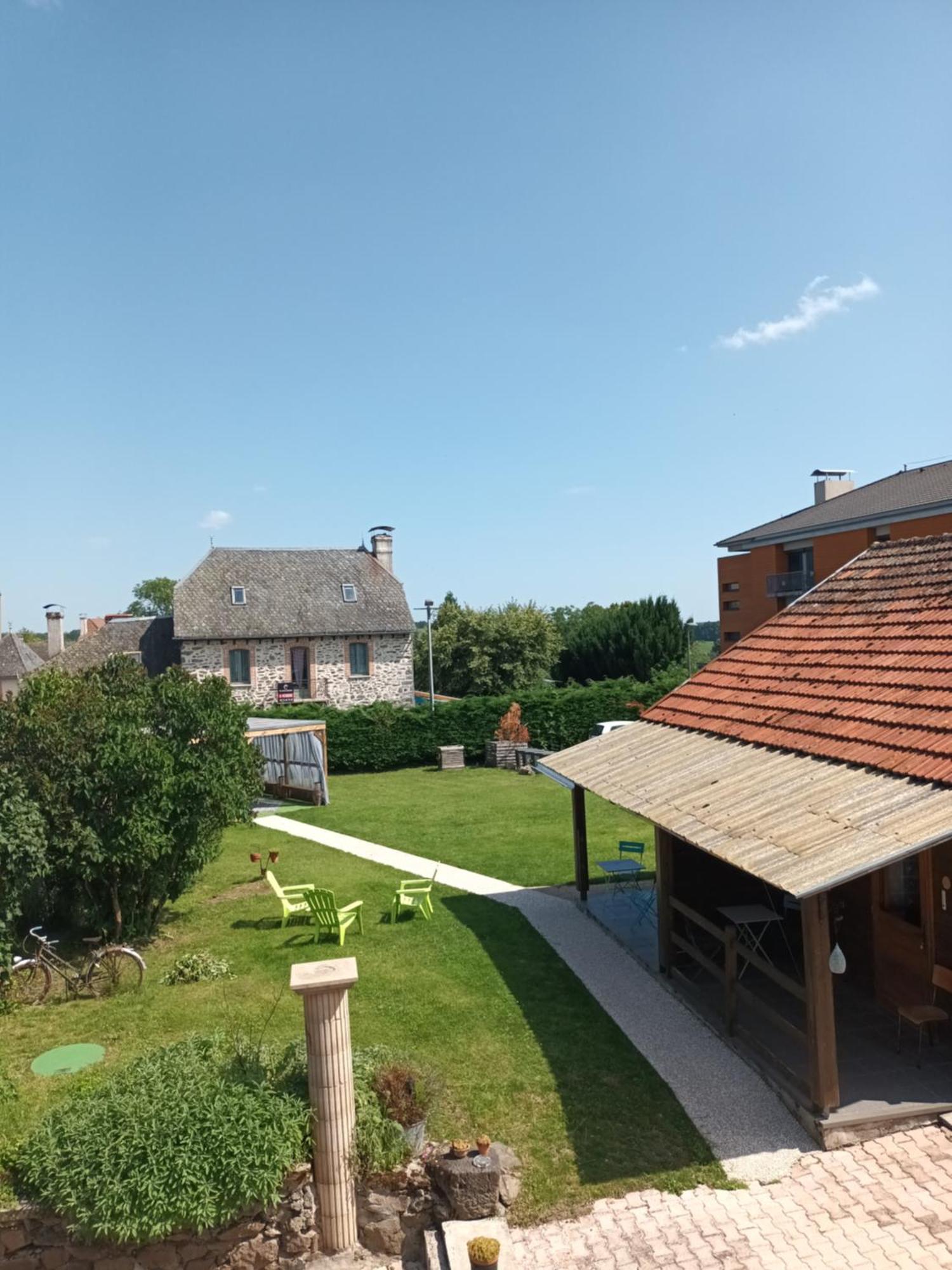 Le Miraillet, Gite Saint-Illide Bagian luar foto