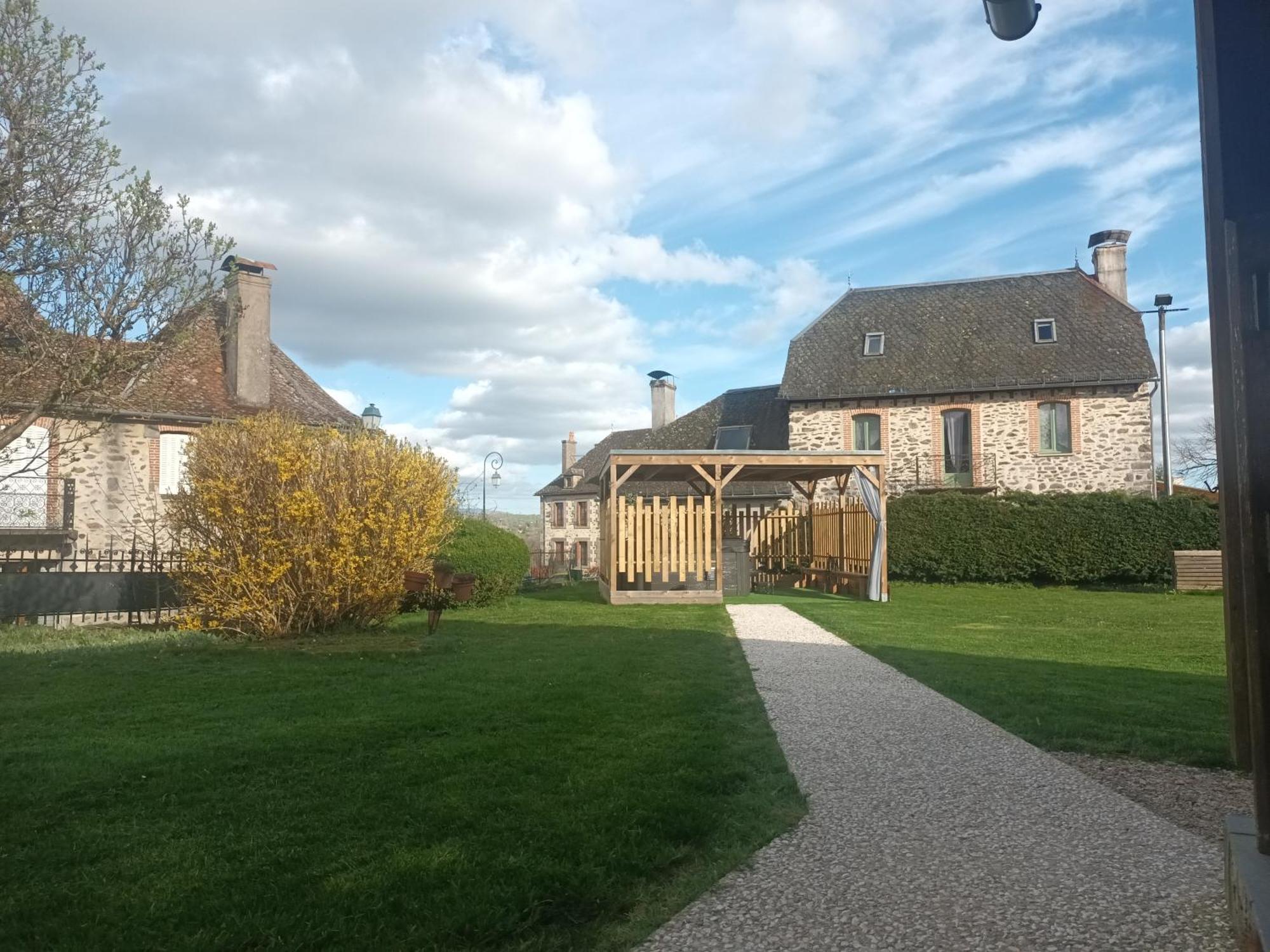 Le Miraillet, Gite Saint-Illide Bagian luar foto